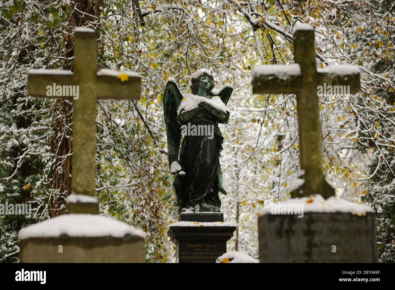 Grab Kreuze und eine Statue von einem Engel, Schnee, Alter südlicher