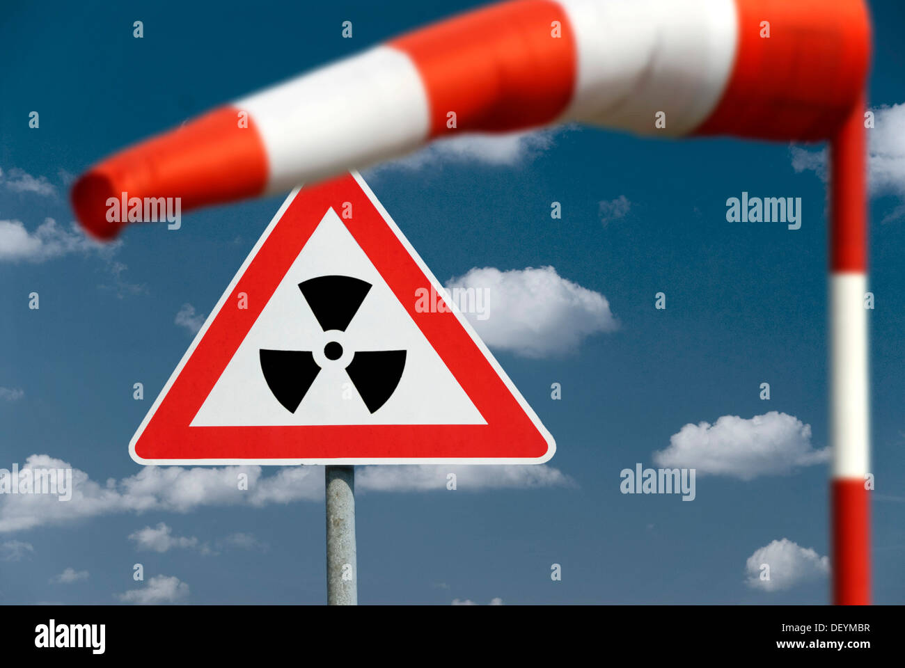 Wind Vane, Warnzeichen Radioaktivität, radioaktive Wolke, montage Stockfoto