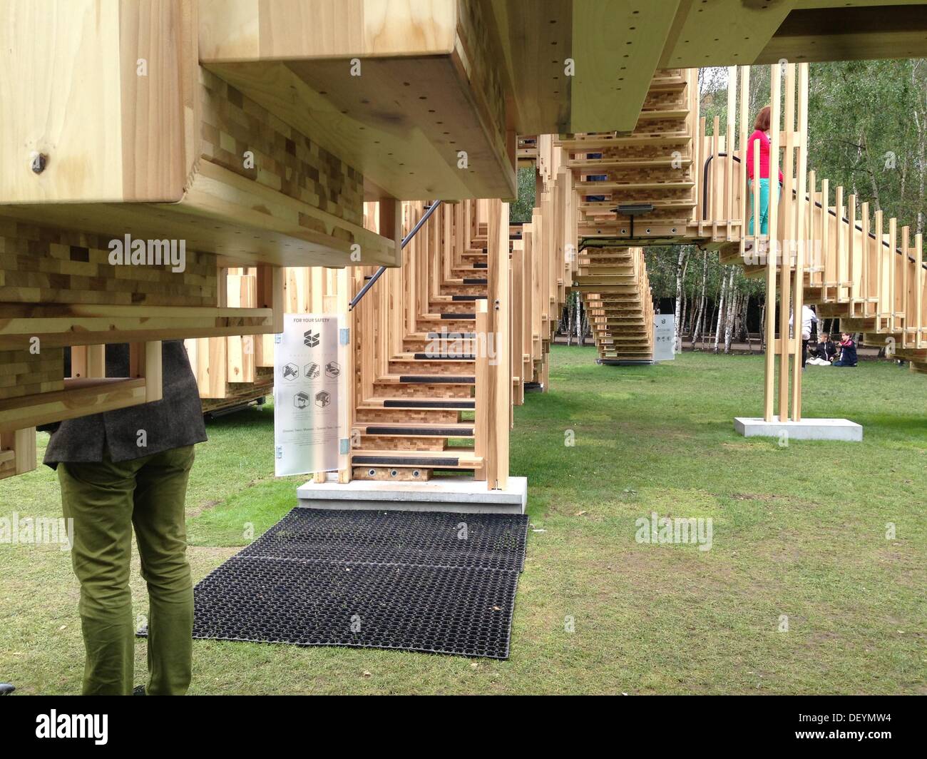 15. September 2013 - London, UK - endlose Treppe. Escher-artige endlose Treppe auf dem Tate Modern Rasen sind Teil des London Design Festival 2013. 187 Treppen - 436m ineinandergreifenden Pfade bestehen von 11,4 Tonnen American Tulipwood, ein reichlich Material welcher Designer Alex de Rijke prognostiziert die dominierende Baustoff des 21. Jahrhunderts und nannte es Ì ¢ sein wird?? die neue ConcreteÌ ¢??, Tate Modern, London, UK (Credit-Bild: © Veronika Lukasova/ZUMAPRESS.com) Stockfoto