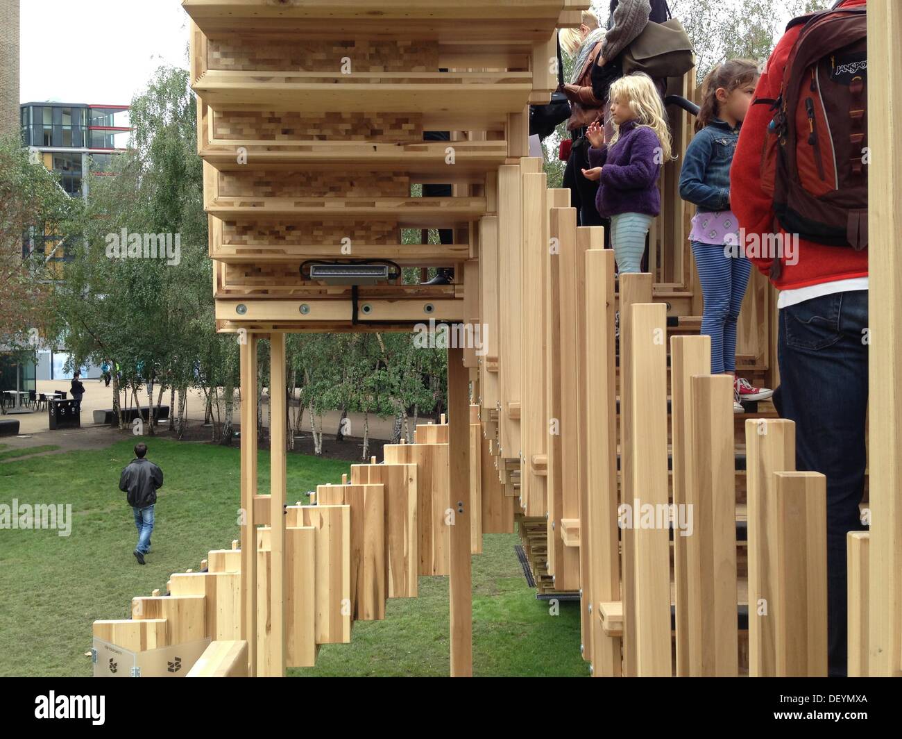 15. September 2013 - London, UK - endlose Treppe. Escher-artige endlose Treppe auf dem Tate Modern Rasen sind Teil des London Design Festival 2013. 187 Treppen - 436m ineinandergreifenden Pfade bestehen von 11,4 Tonnen American Tulipwood, ein reichlich Material welcher Designer Alex de Rijke prognostiziert die dominierende Baustoff des 21. Jahrhunderts und nannte es Ì ¢ sein wird?? die neue ConcreteÌ ¢??, Tate Modern, London, UK (Credit-Bild: © Veronika Lukasova/ZUMAPRESS.com) Stockfoto