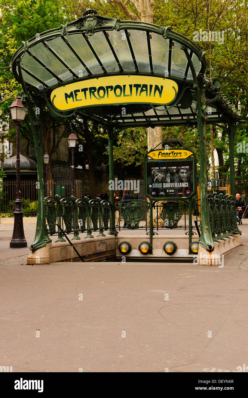 Eingang zur U-Bahn, gestaltet von Hector Guimard, Metro-Station Abbesses, Paris, Ile de France, Frankreich Stockfoto