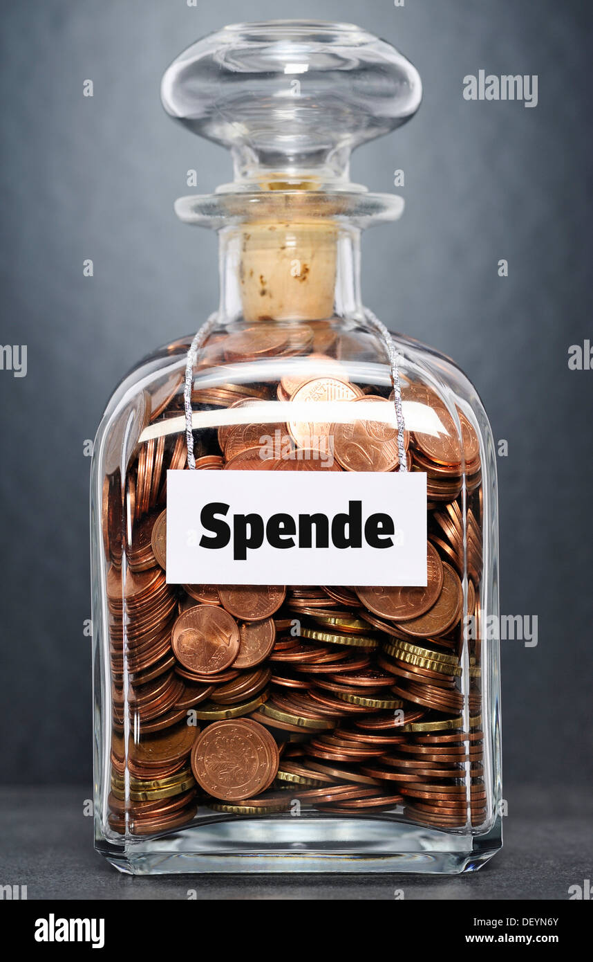 Glas gefüllt mit Euro-Cent-Münzen, Spende, Deutsch für Spende gekennzeichnet Stockfoto