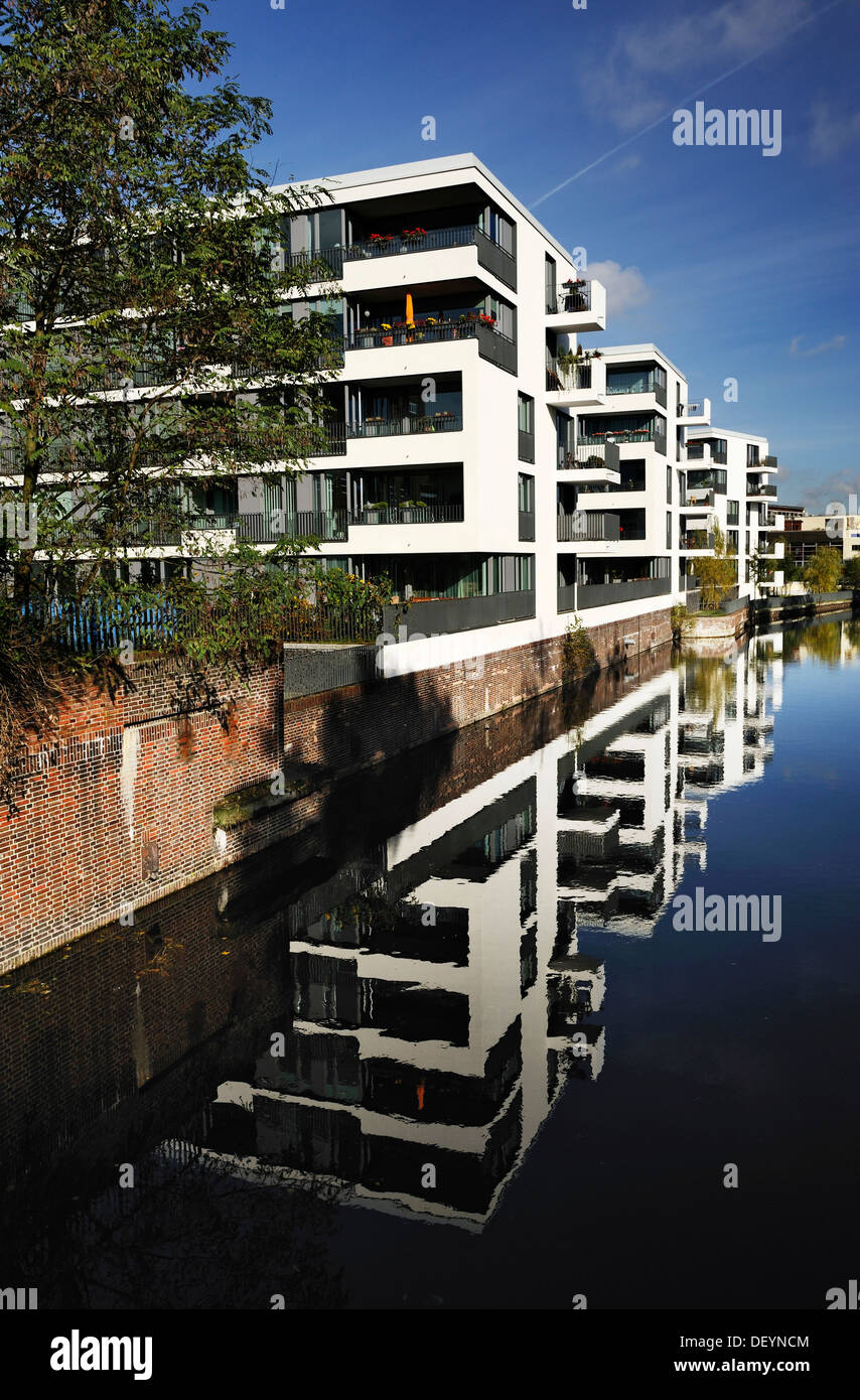 Moderne Wohnanlage entlang des Flusses Bille in Bergedorf, Hamburg Stockfoto