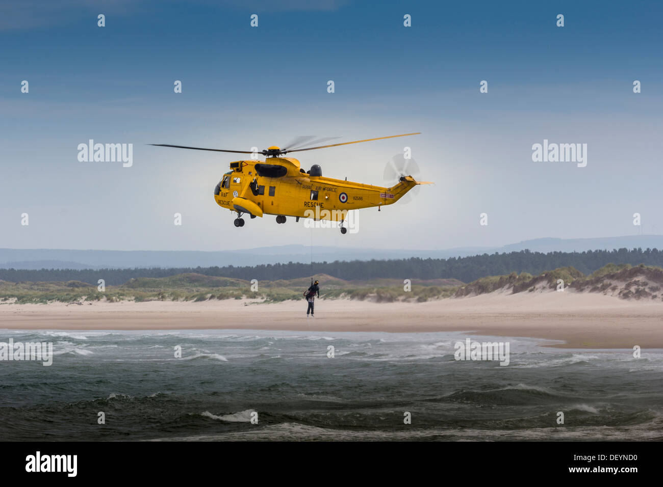 RAF SEA KING RETTUNGSHUBSCHRAUBER WINDENBETRIEB EINEN MANN VON STÜRMISCHER SEE Stockfoto