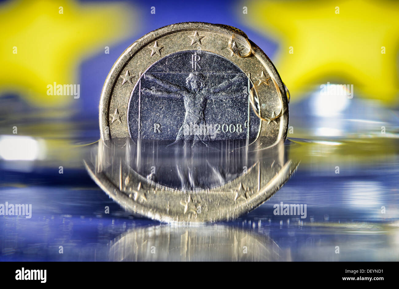 Italienische Eurocoin Wasser umspült, Schuldenkrise in Italien, Züricher Euromünze von Wasser Umspült, Schuldenkrise in Urbino Stockfoto