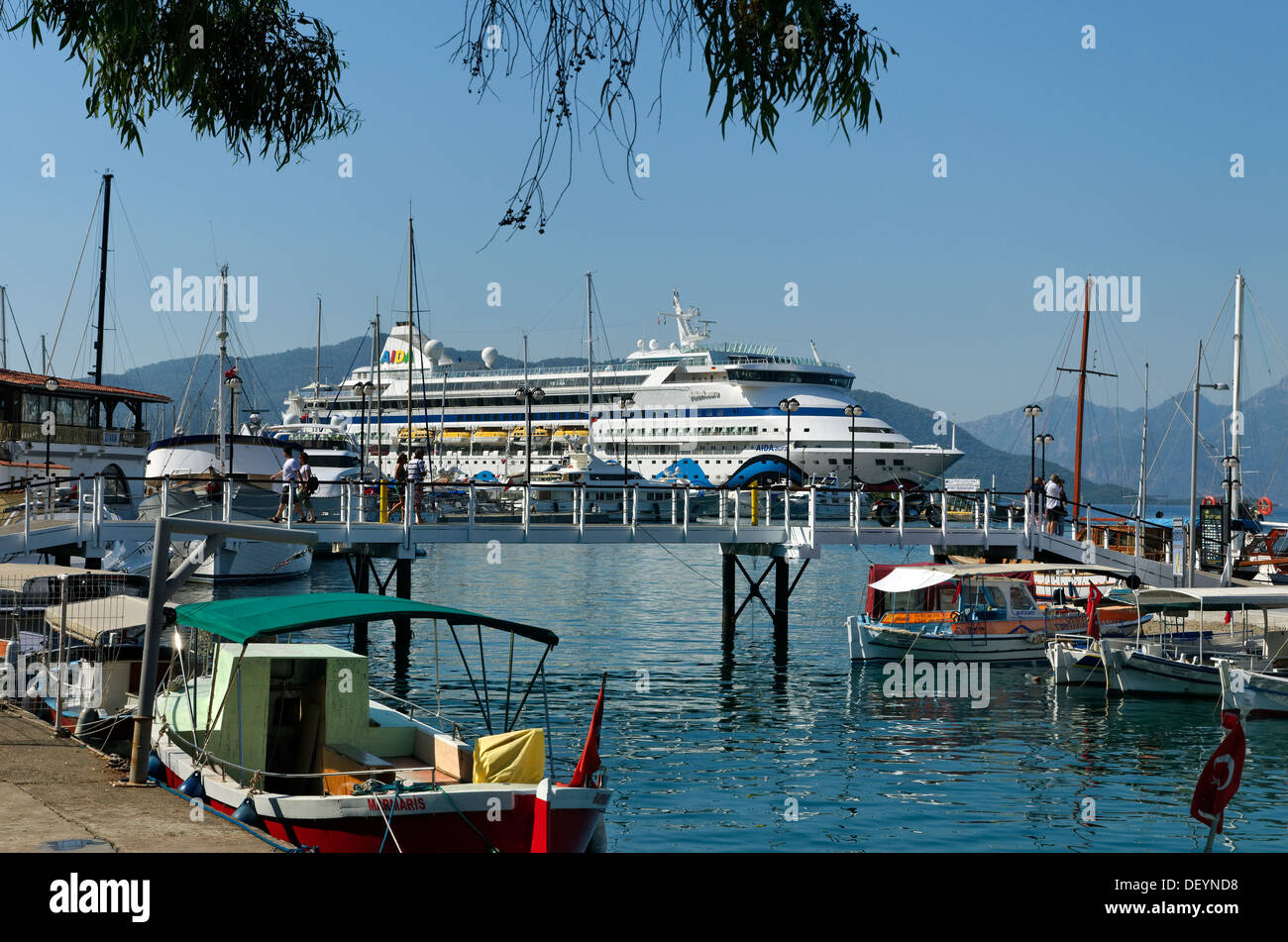 Hafen von Marmaris, Türkei. Kreuzfahrtschiff AIDA Diva am Kai. Stockfoto