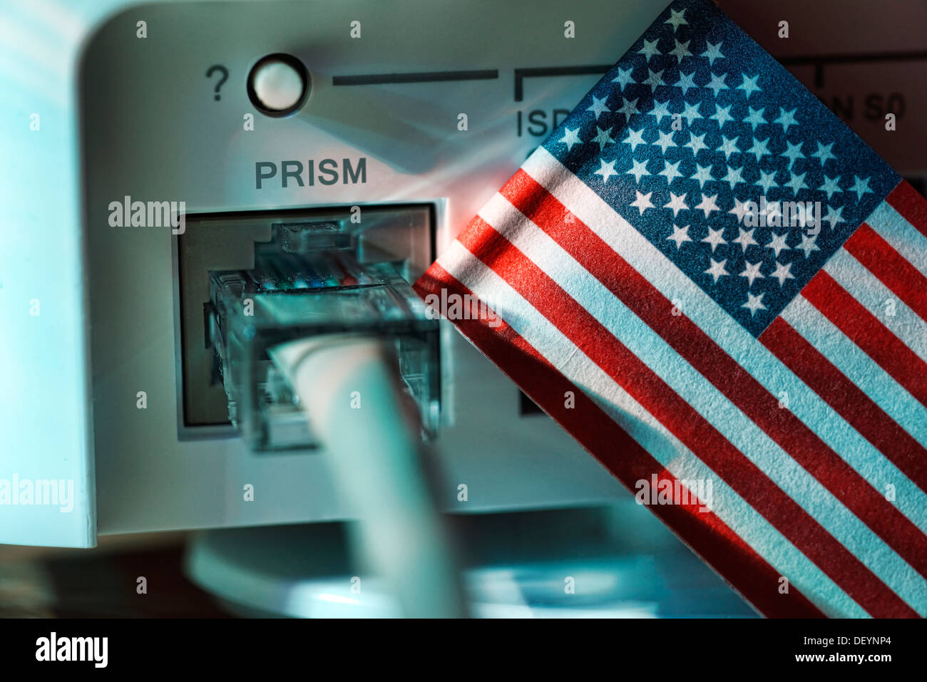 Internet-Kabel in ein Modem und eine USA Flagge, symbolische Foto hören Skandal Prisma, Internetkabel ein Einem Modem Und USA-Fahne, Symb Stockfoto