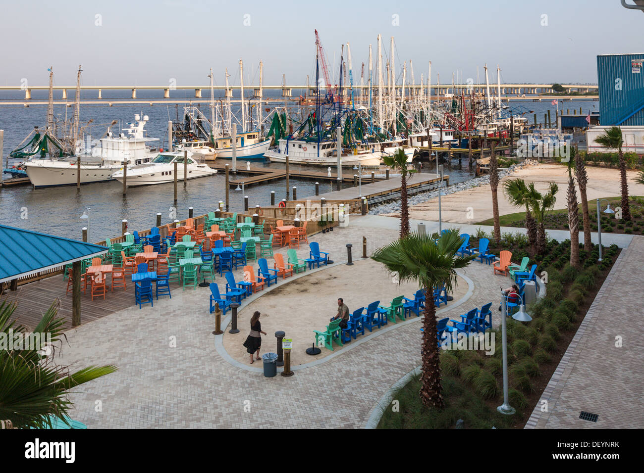 Private und gewerbliche Angelboote/Fischerboote angedockt, außen Jimmy Buffett Margaritaville Kasino und Restaurant in Biloxi, MS Stockfoto