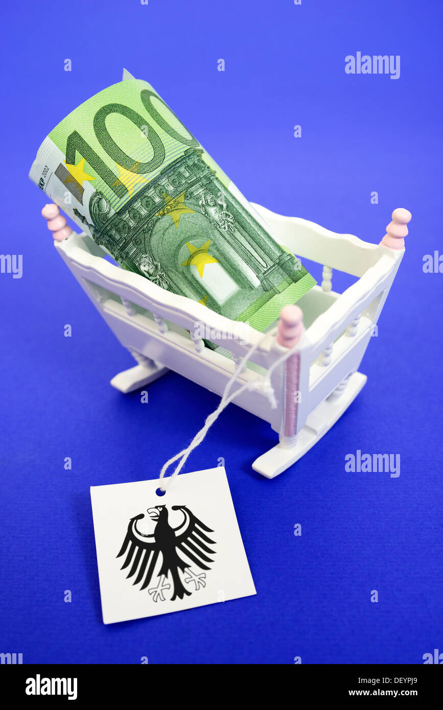 Kind Wiege mit Euro hundert und Label mit Bundesadler, symbolische Foto Pflege Geld, Kinderwiege Mit Hundert-Euro-Schein Und Stockfoto