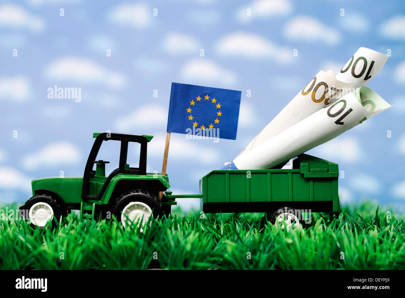 Miniatur Traktor mit einer Fahne von Europa und Banknoten, symbolisches Bild für die finanzielle Unterstützung für die Landwirte zur Verfügung gestellt von der Stockfoto