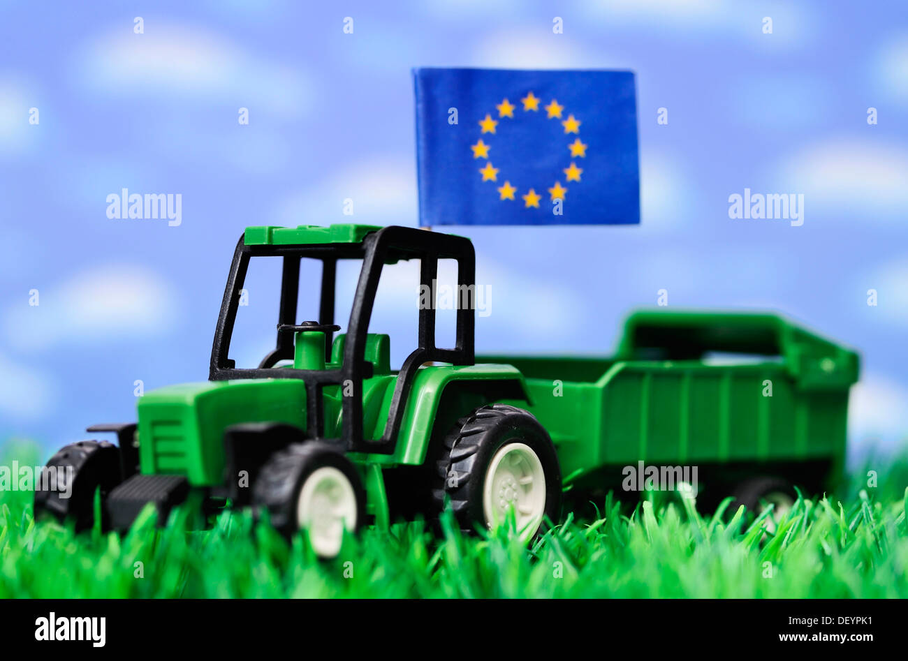 Miniatur Traktor mit einer Fahne von Europa, symbolisches Bild für die finanzielle Unterstützung für die Landwirte, die von der Europäischen Union zur Verfügung gestellt Stockfoto