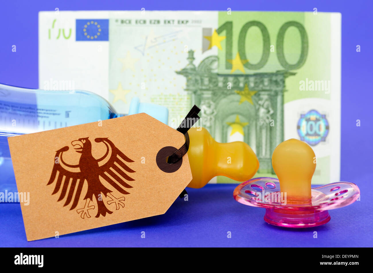 Beschriften Sie mit Bundesadler in einer Flasche Zitze vor ein Euro hundert, symbolische Foto Pflege Geld, Etikett Mit Bundesadler ein Einer Nu Stockfoto
