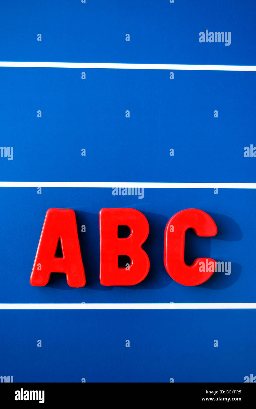 Abc Rote Magnetbuchstaben Tafel Stockfoto Bild 60846889 Alamy