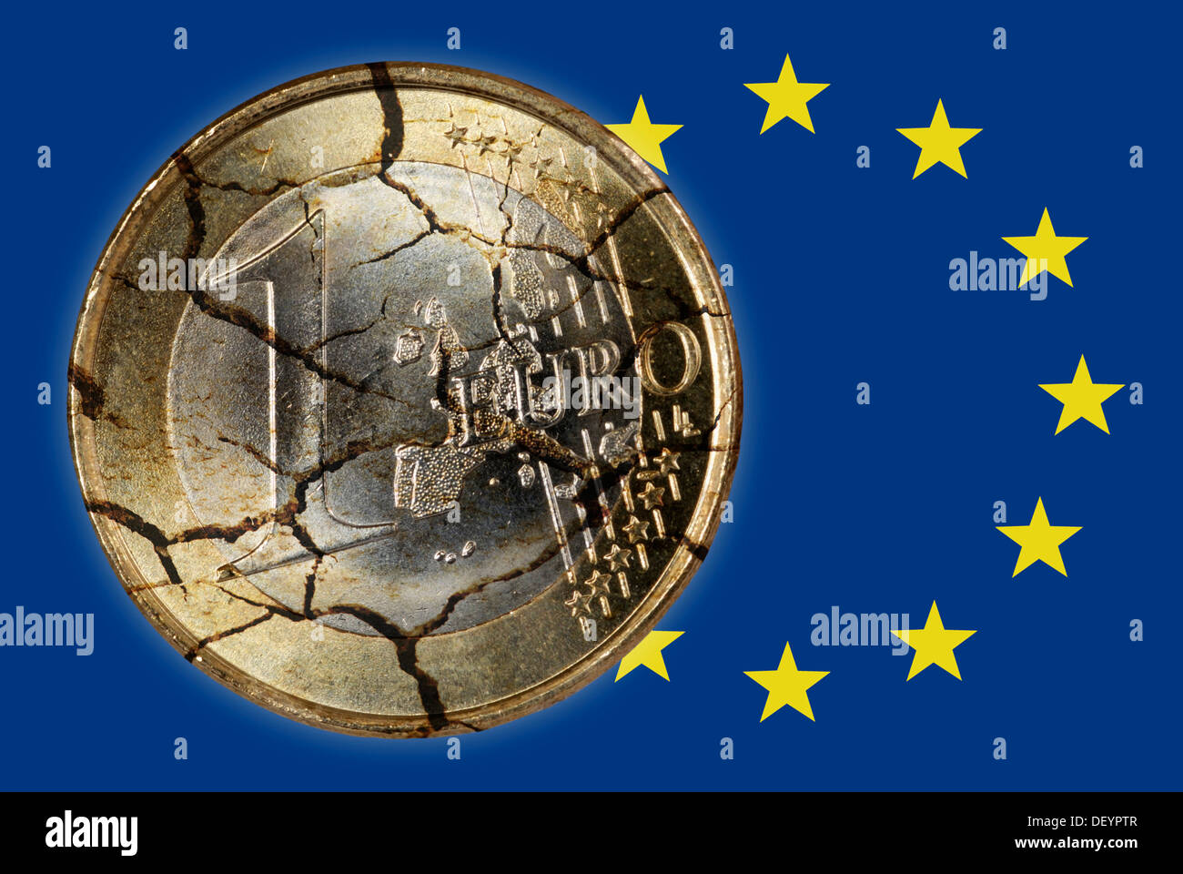 Euro-Münze in Stücke und EU-Flagge, symbolisches Bild für die Schuldenkrise in Europa Stockfoto