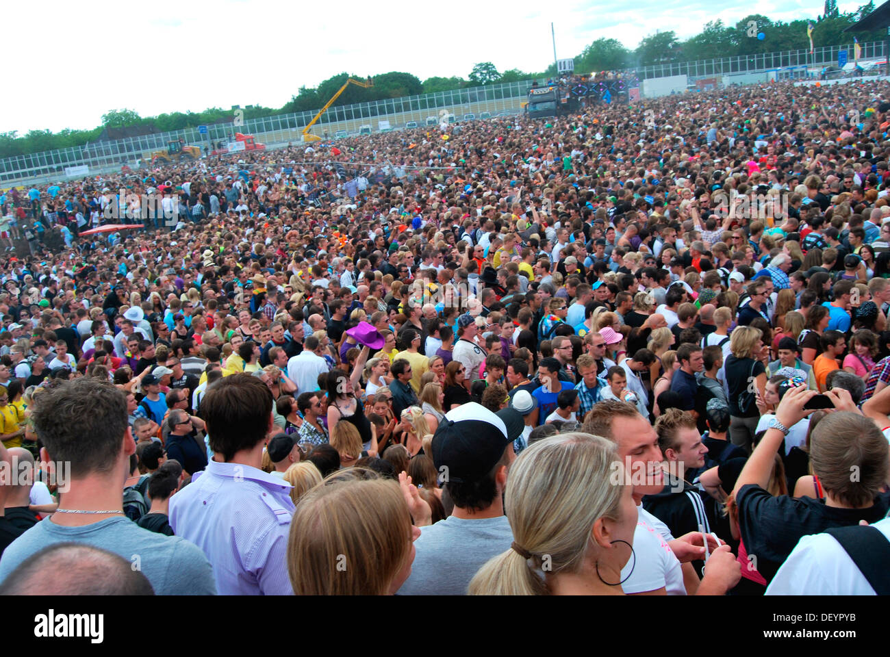 Loveparade 2010 Massenpanik Raver in Party-Stimmung kurz vor einer Masse begann, ehemaligen Fracht Depot Website, Duisburg, Ruhrgebiet Stockfoto