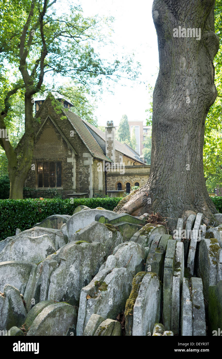 Old St. Pancras Church, mit mehr von der Hardy-Baum im Vordergrund. Stockfoto