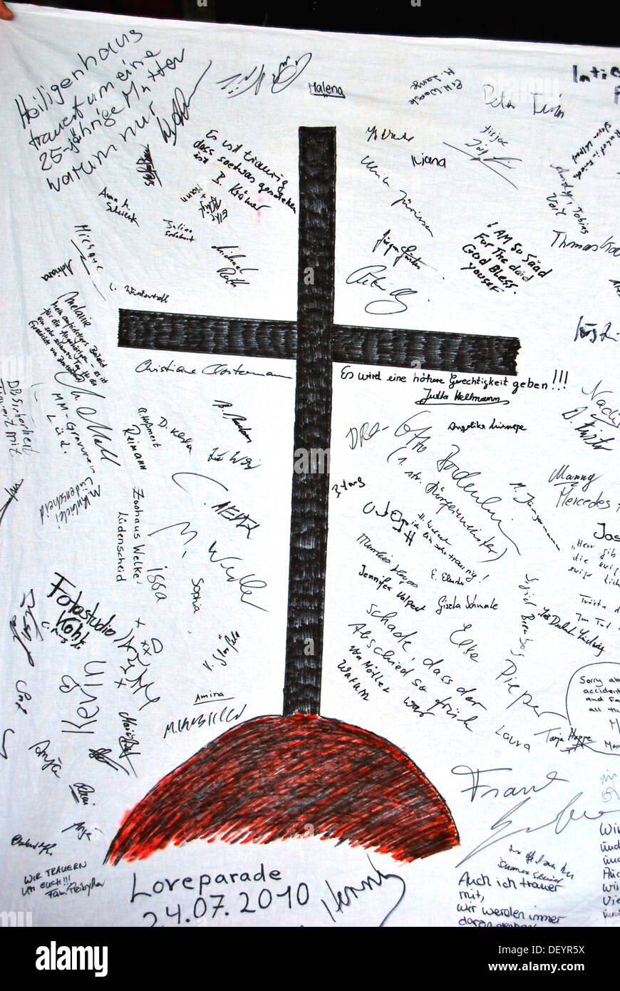 Banner mit einem Kreuz und Signaturen, Trauermarsch in Gedenken an die Opfer der Loveparade-Katastrophe 2010, Duisburg, Ruhrgebiet Stockfoto