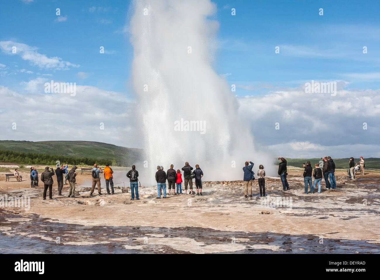 Touristen sehen große Geysir Geysir ausbrechen, Tal Haukadalur, Süd West-Island. Stockfoto