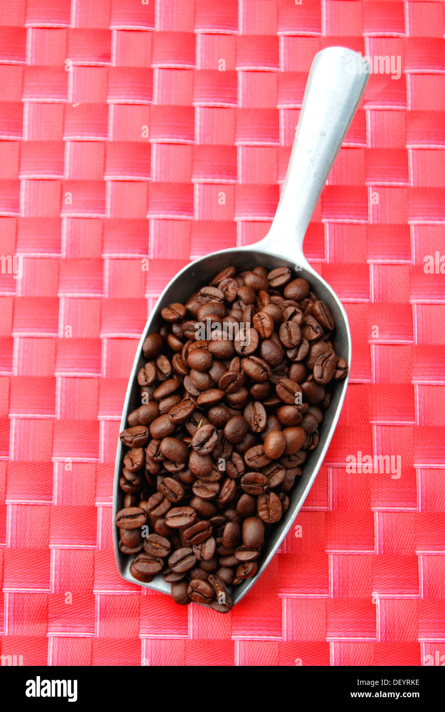 Mehl-Schaufel mit Kaffeebohnen Stockfoto