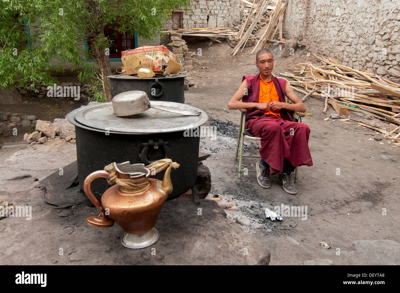 Indien, Jammu & Kashmir, Ladakh, Knospen ein Mönch Musikhören durch Ohr im Hemis Kloster Stockfoto