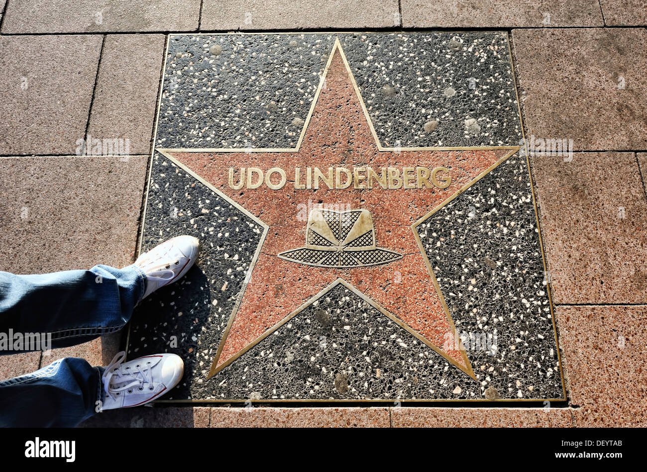 Sterne im Stil von den Sternen auf dem Hollywood Boulevard für Udo Lindenberg auf der Reeperbahn in St. Pauli, Hamburg Stockfoto