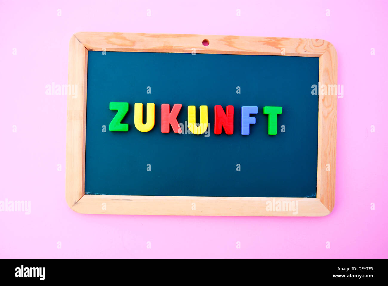 Schriftzug "Zukunft", Deutsch für "Zukunft", bunte Magnetbuchstaben, Tafel Stockfoto