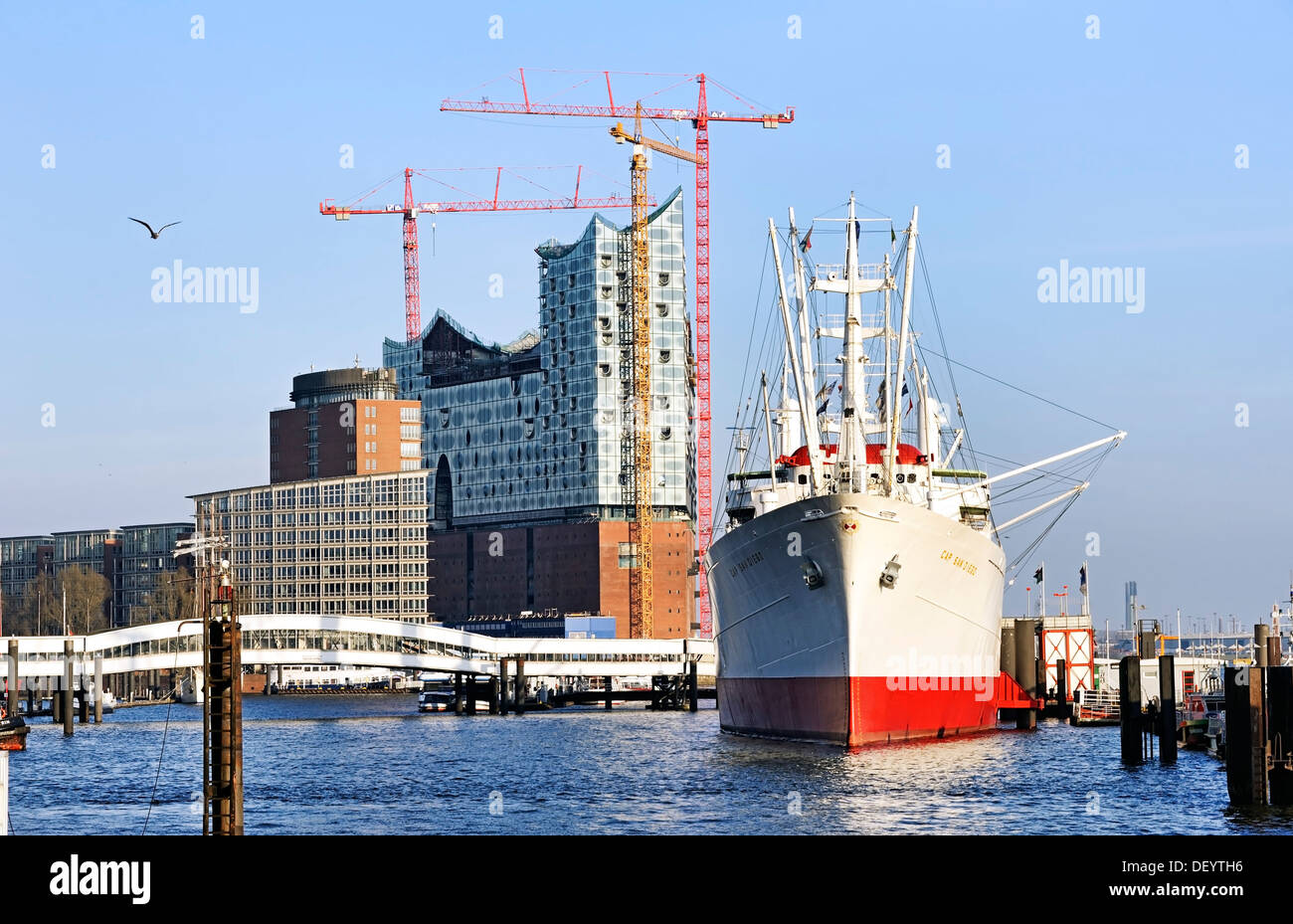 Elbphilharmonie und das Museumsschiff Cap San Diego, Hamburg Stockfoto