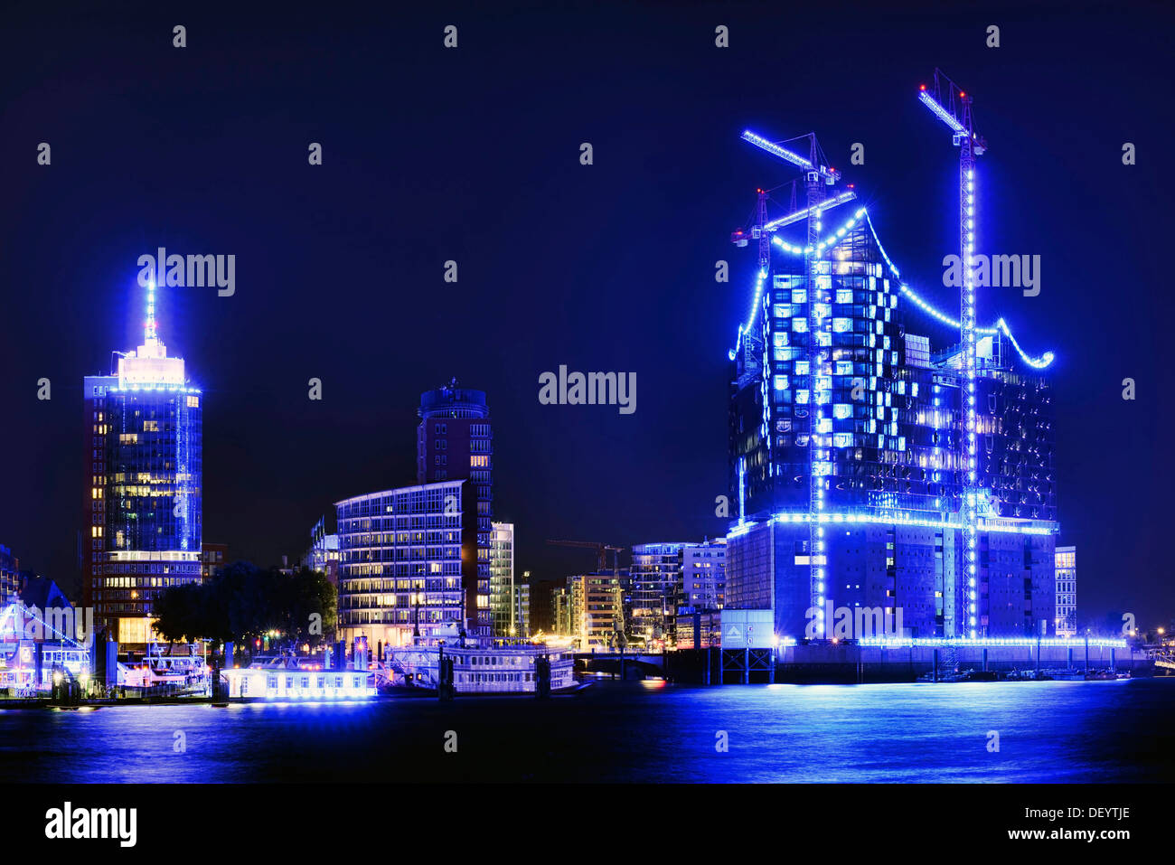 Elbphilharmonie und "Blue Port" Illuminationen in Hamburg Stockfoto