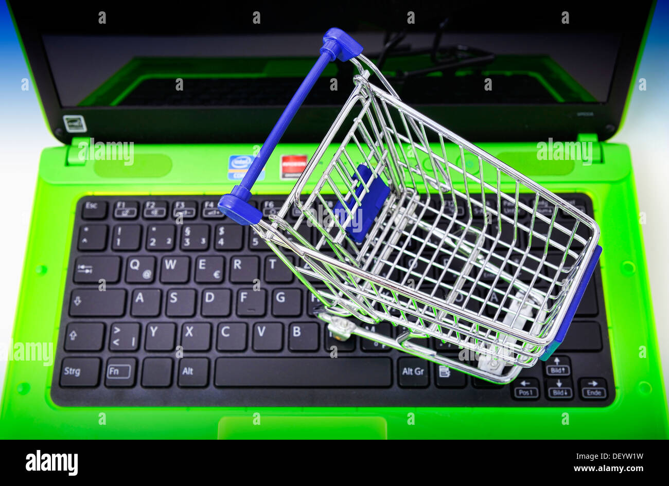 Einkaufswagen auf einem Laptop, Online einkaufen, Einkaufswagen Auf Einem Laptop, Onlineshopping Stockfoto