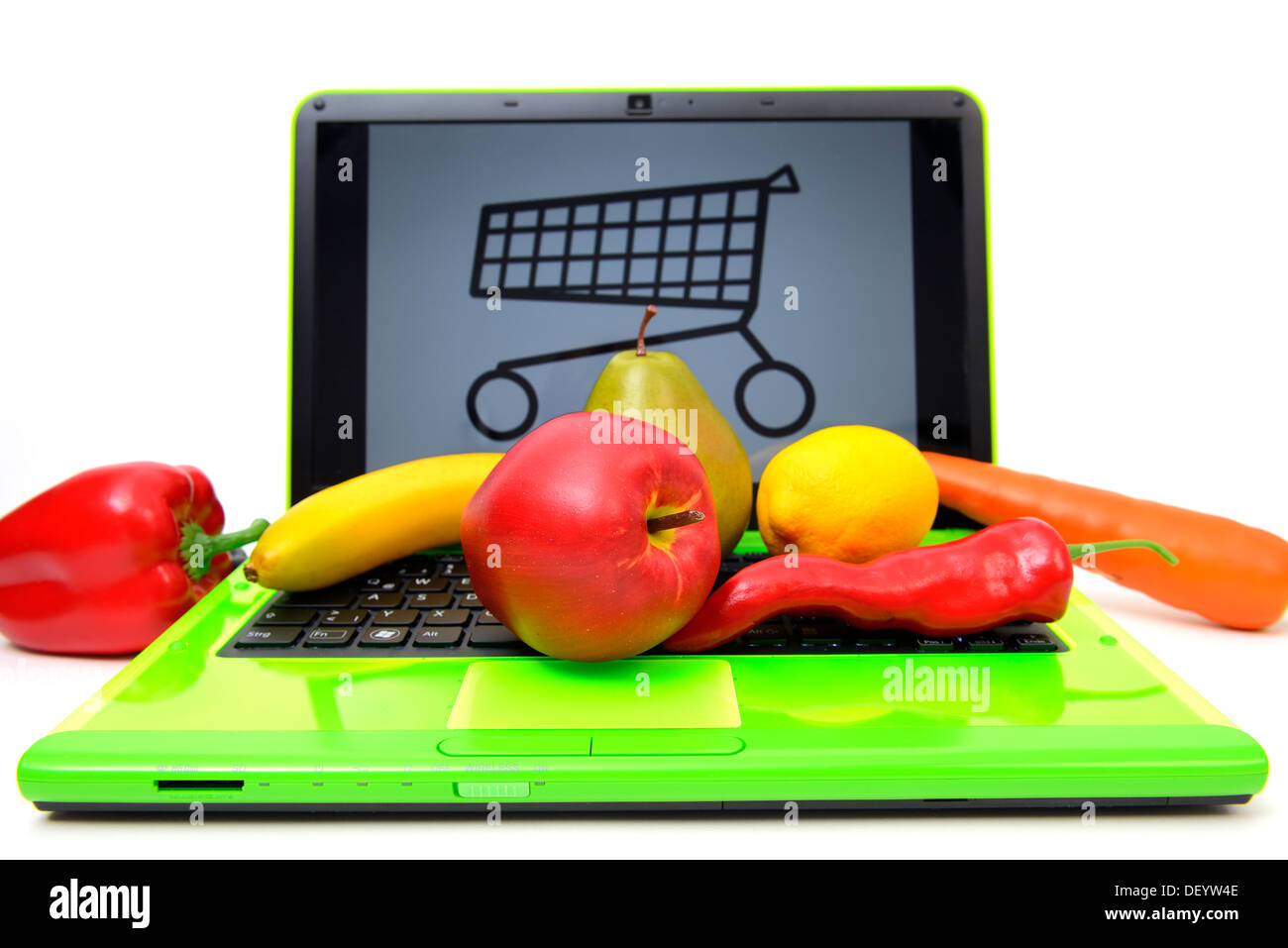 Obst auf einem Laptop von Einkaufswagen, Online Einkaufen von Lebensmitteln, Obst Auf Einem Laptop Mit Einkaufswagen, Onlineshopping von Lebens Stockfoto