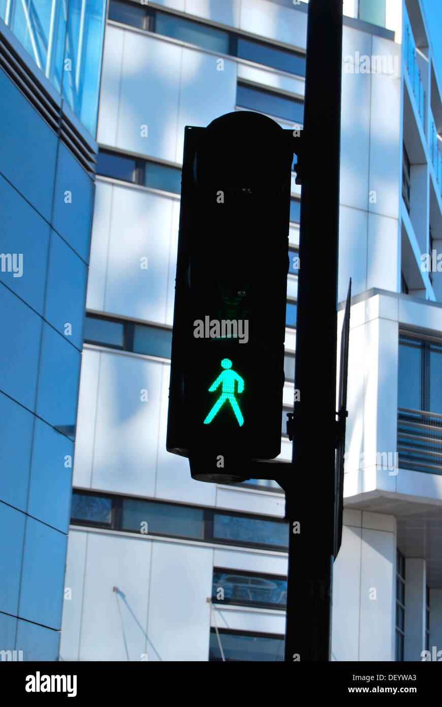Grüne Ampel in den Medienhafen, Düsseldorf, Nordrhein-Westfalen Stockfoto