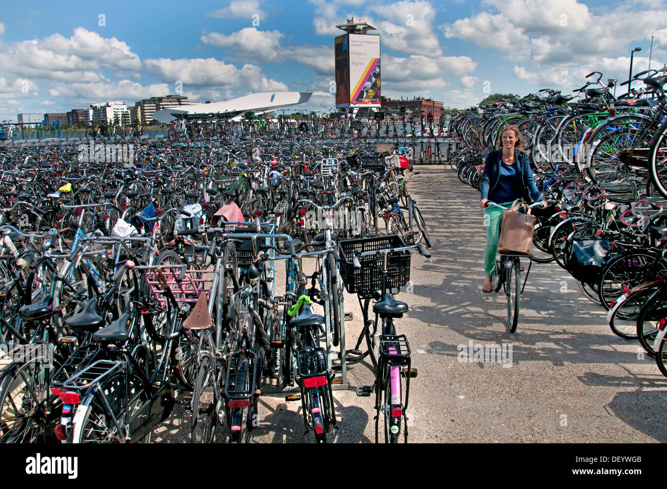 Fahrradparkplatz Hauptbahnhof, Amsterdam, Niederlande, Niederländisch, Stockfoto