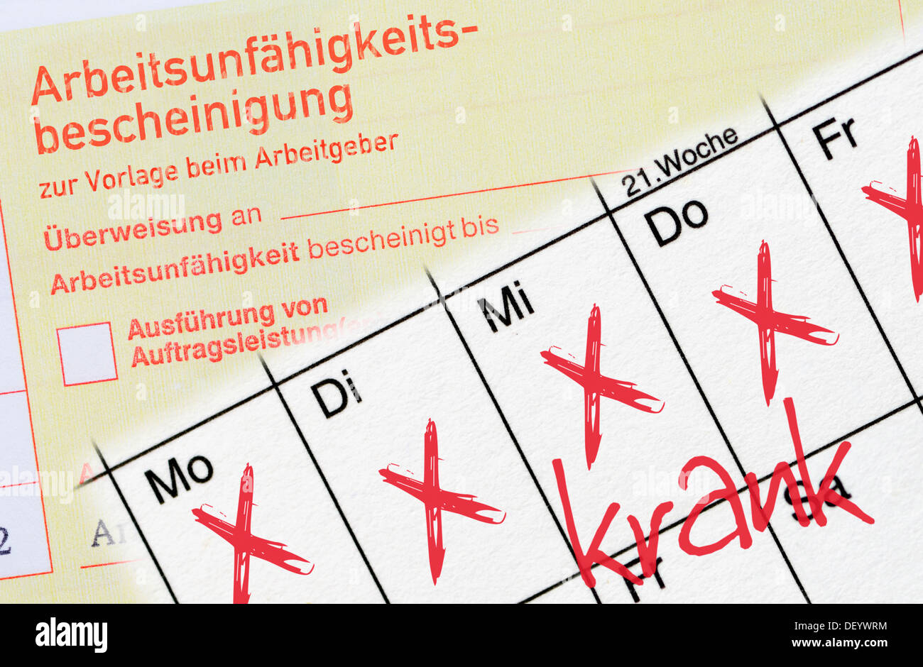 Bescheinigung über die Arbeitsunfähigkeit und Krankheitstage markiert in einem Kalender Stockfoto