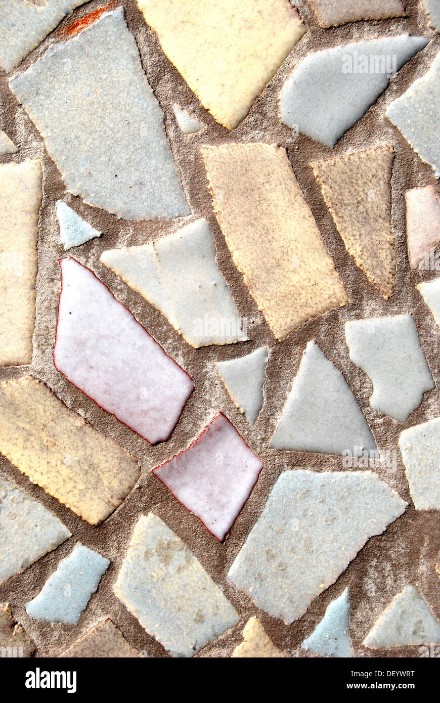 Mosaik aus gebrochenen Fliesen in Pastellfarben Stockfoto