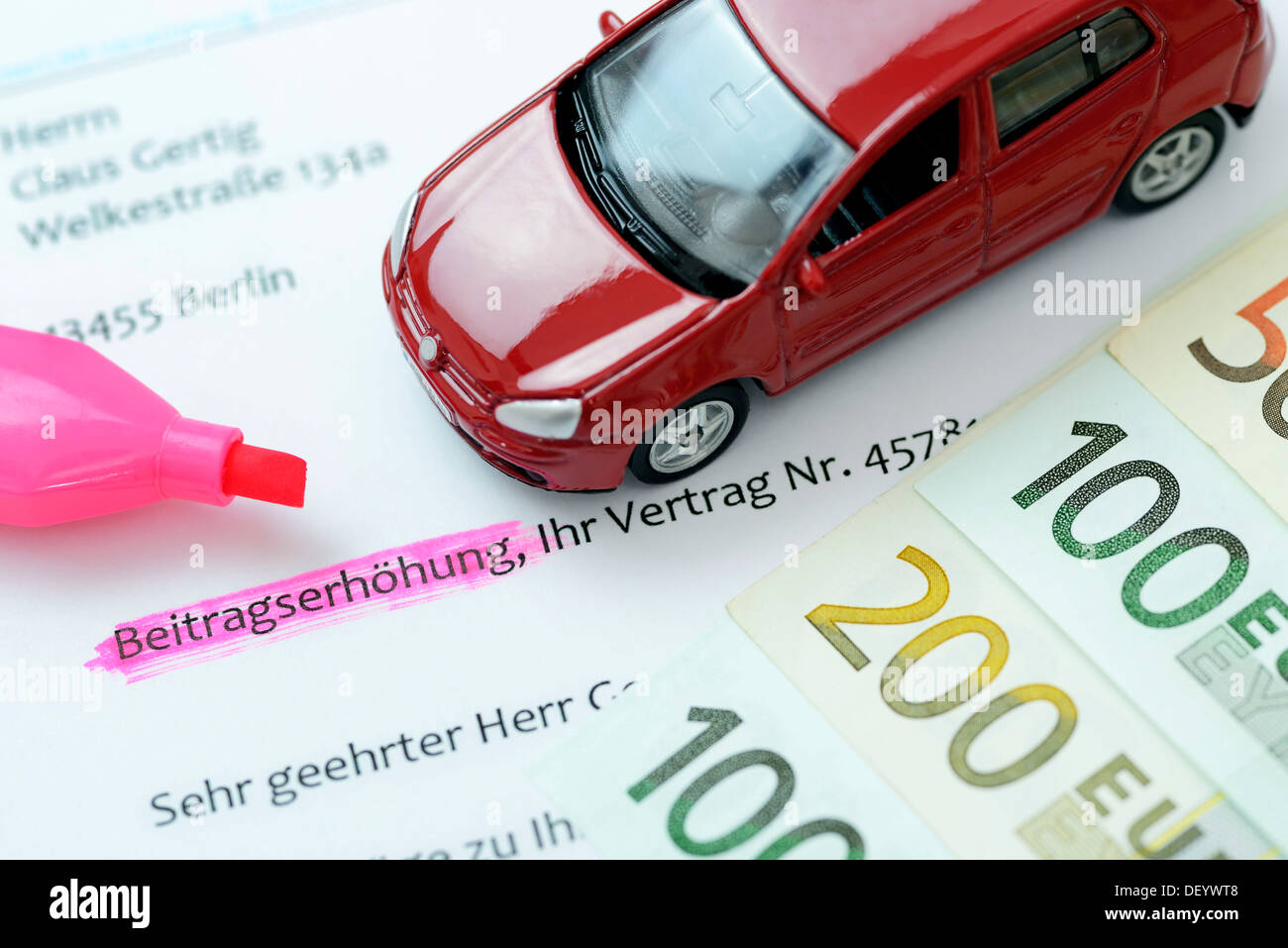 Auto Versicherung Brief und Miniatur-Auto, symbolisches Bild für einen Anstieg der Autoversicherungsprämien Stockfoto