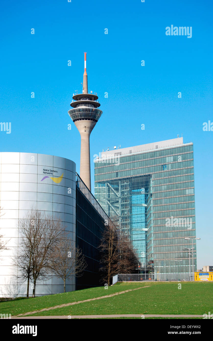 Zentrum von Nokia Siemens Networks Entwicklungsunternehmen vor Rheinturm Turm und das Stadttor-Gebäude, Medienhafen Stockfoto