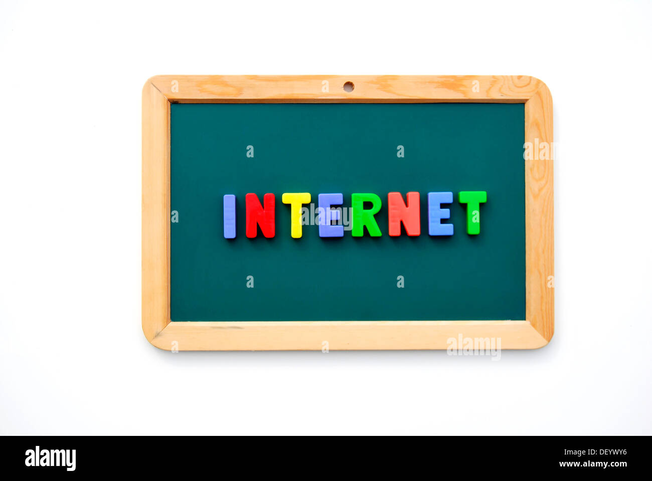 Internet, Schriftzüge, bunte magnetische Buchstaben auf einem schwarzen Brett Stockfoto