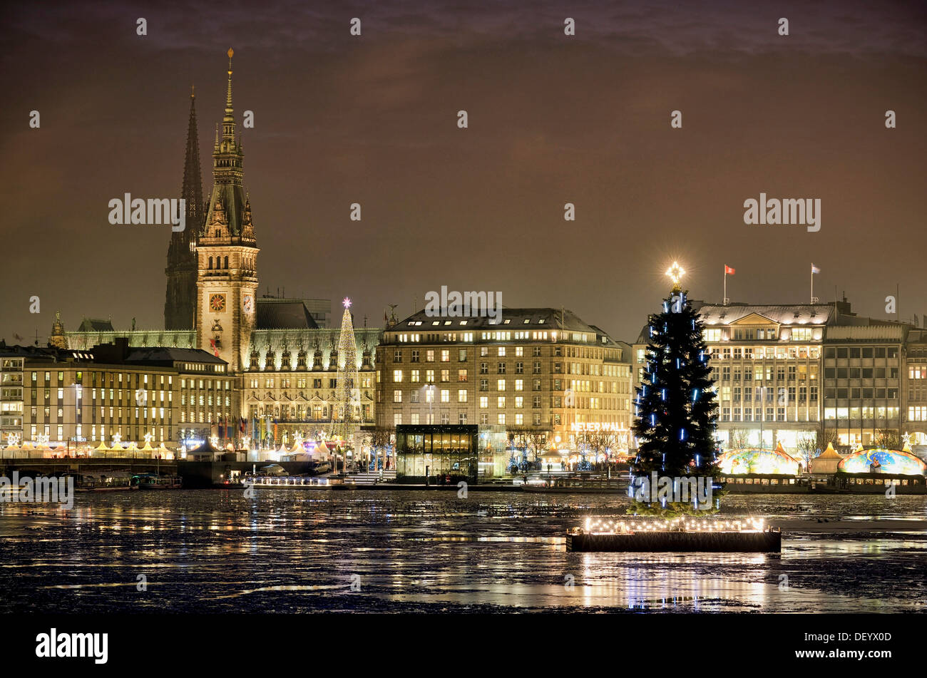 Binnenalster oder inneren Alster See mit Weihnachtsbaum und Rathaus, Hamburg Neustadt, Hamburg, Hamburg, Deutschland Stockfoto