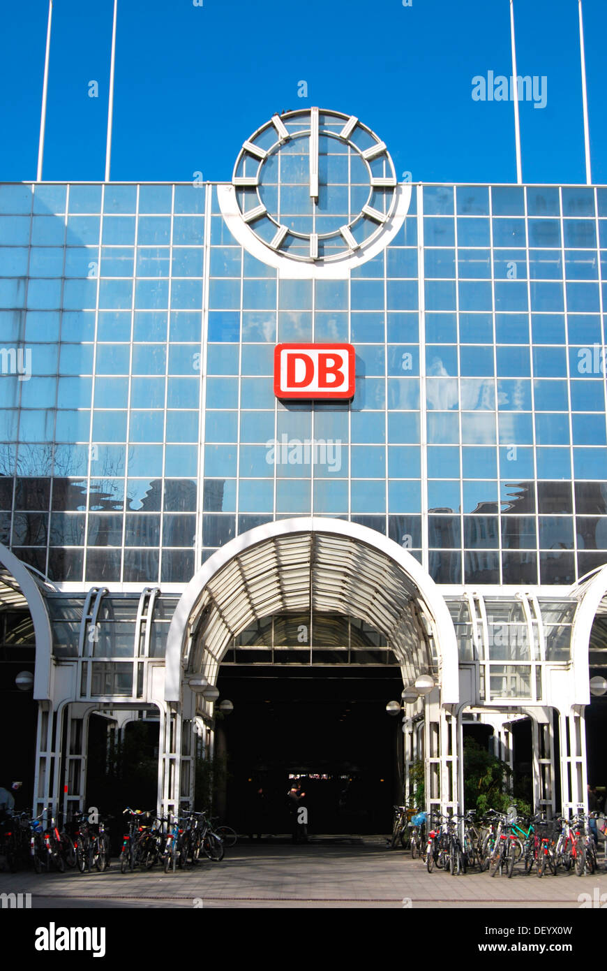 Bahnhofsuhr, 12 Uhr mittags, Hauptbahnhof, Düsseldorf, Nordrhein-Westfalen Stockfoto