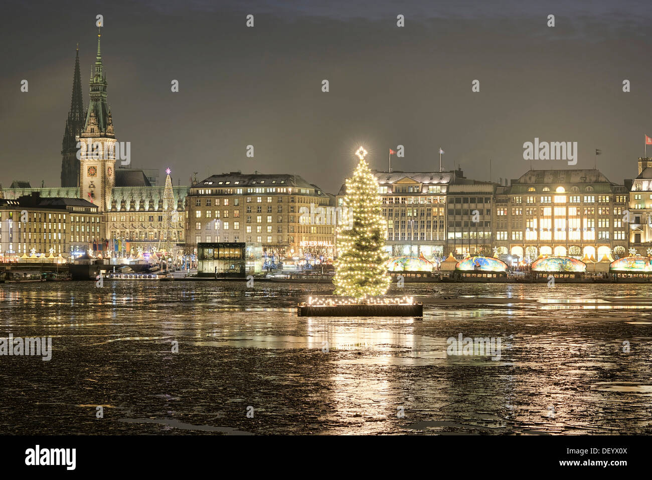 Binnenalster oder inneren Alster See mit einem Weihnachtsbaum, Hamburger Rathaus und ein Weihnachtsfest zu vermarkten, Hamburg Neustadt, Hamburg Stockfoto
