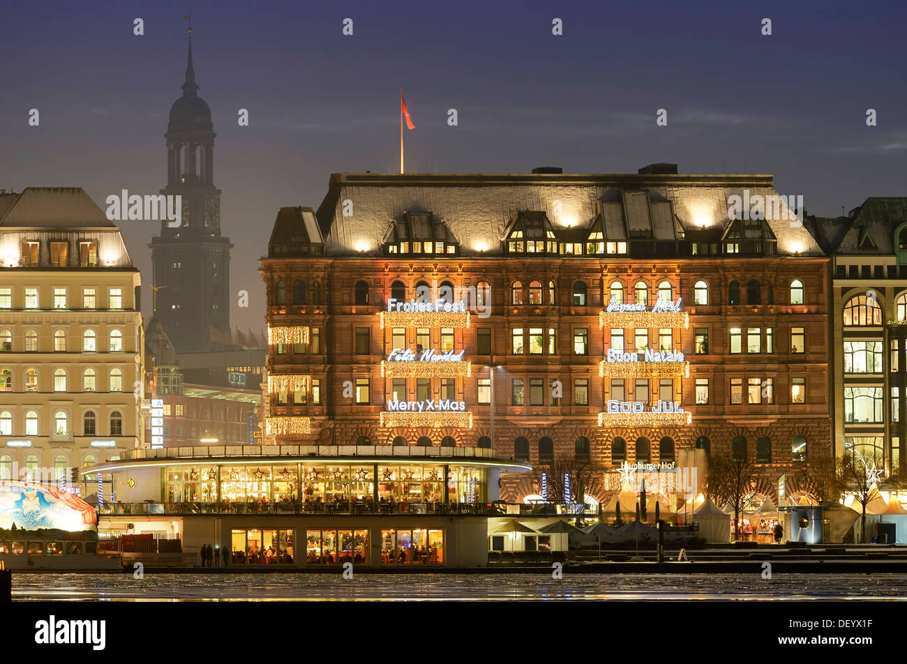 Hamburger Hof mit Weihnachtsbeleuchtung, Alsterpavillon und Michel, Neustadt, Hamburg, Hamburg, Deutschland Stockfoto