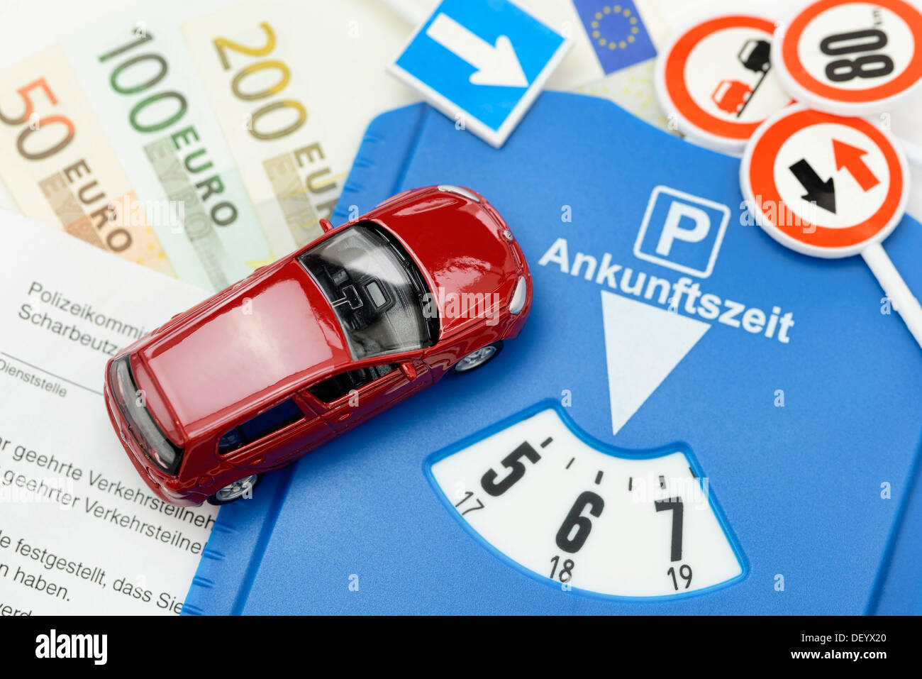 Miniatur-Auto, speeding Ticket, Parkplatz Scheibe und Euro-Banknoten, symbolisches Bild für höhere Strafen für illegales Parken Stockfoto