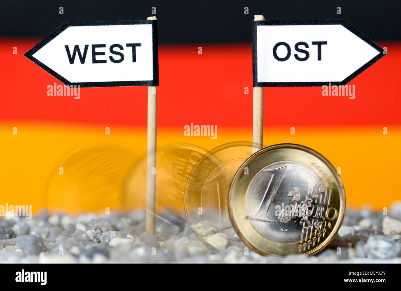 Rollen Euro-Münze eine der Westen nach Osten, Aufbewahrung Solidarität zu besteuern, Rollende Ein-Euro-Münze von West Nach Ost, fortbestehenden Stockfoto