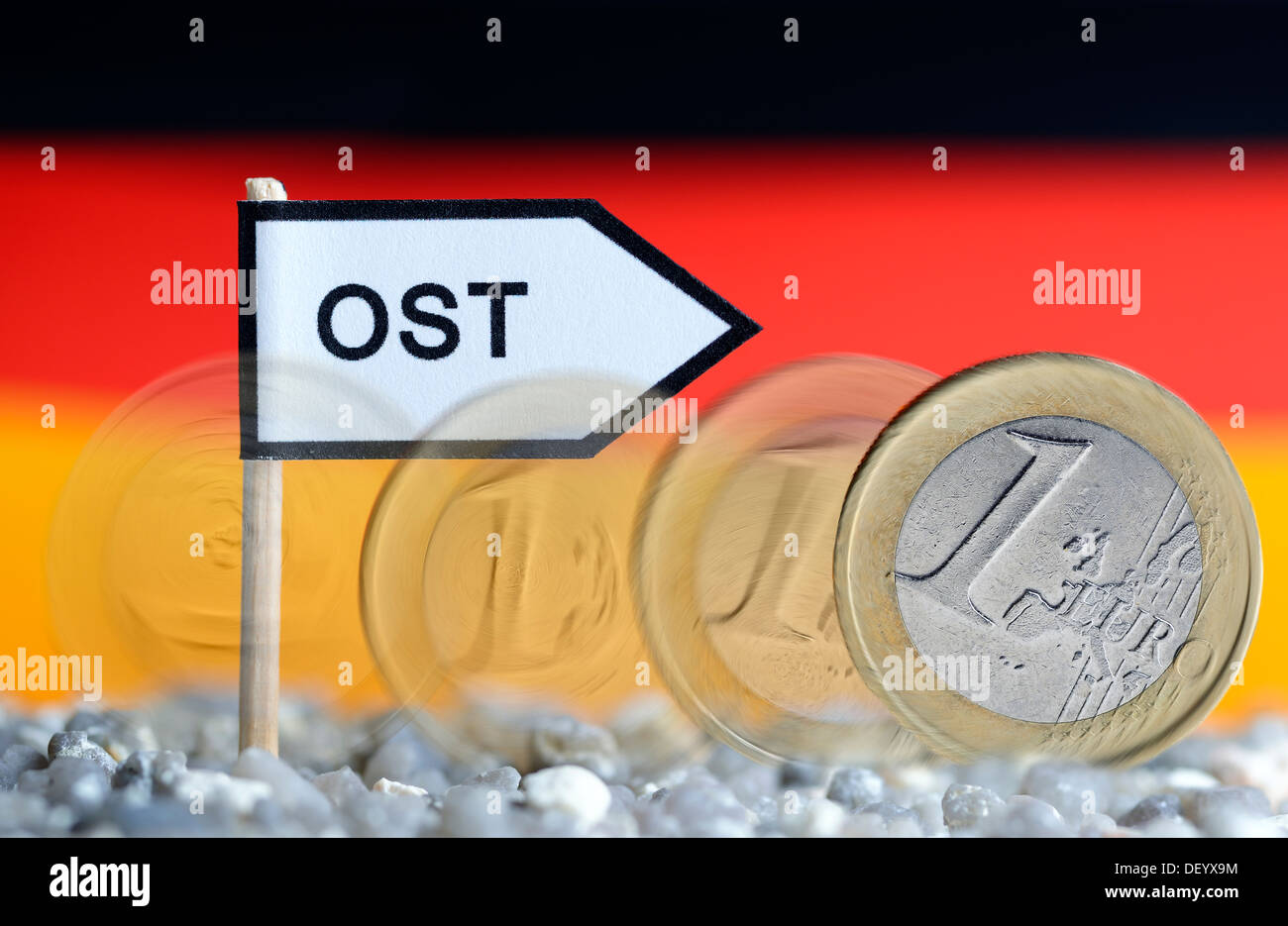 Rollen Euro-Münze eine nach Osten, Aufbewahrung Solidarität zu besteuern, Rollende Ein-Euro-Münze Nach Ost, Beibehaltung Solidaritätszusch Stockfoto