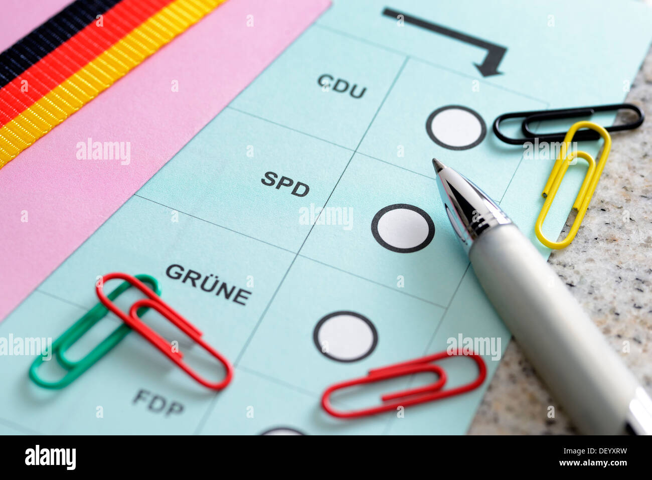 Kugelschreiber auf einem kurfürstlichen Zettel Papier, parlamentarische Wahlen, Kugelschreiber Auf Einem Wahlzettel, Bundestagswahl Stockfoto