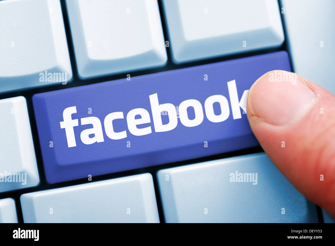 Finger auf Aktion Statur mit Schlaganfall Facebook, soziale Netzwerke, Finger Auf Tatstatur Mit Facebook-Schriftzug, Soziale Netzwerk Stockfoto