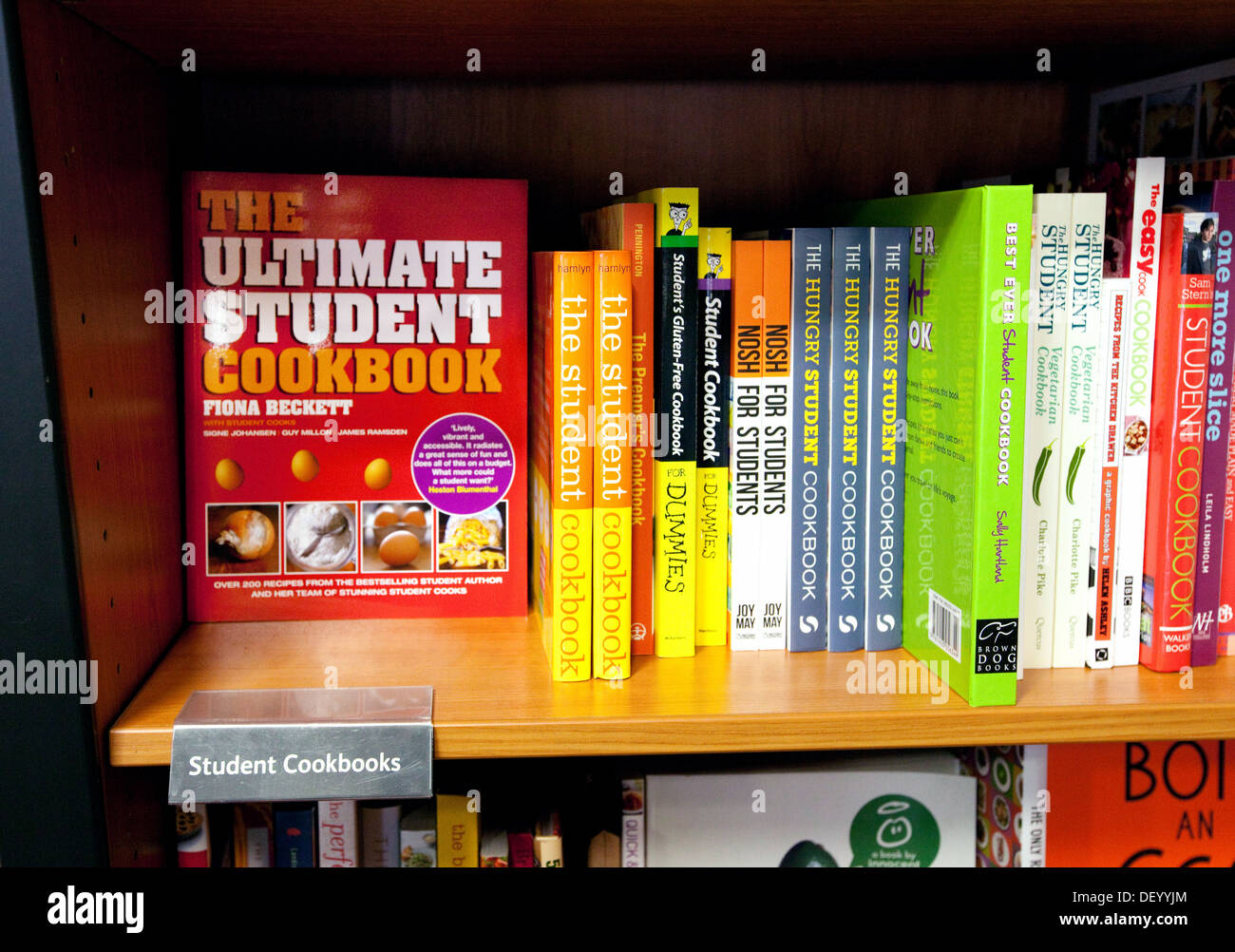 Student-Kochbücher zu kaufen auf einem Regal, Waterstones Buchladen, Cambridge UK Stockfoto