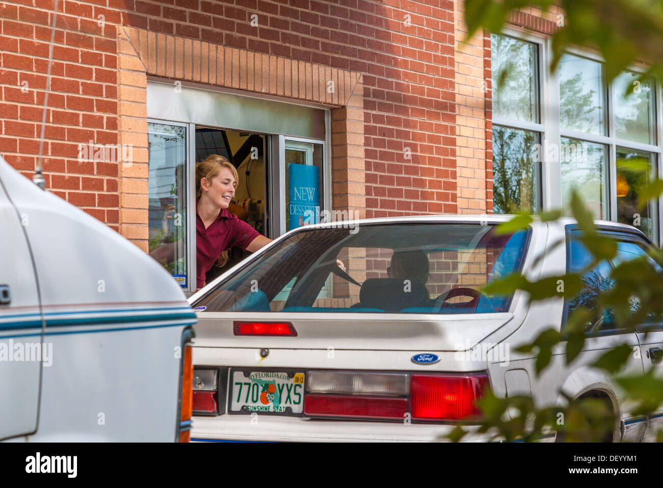 Autos auf der Fahrt durch Fenster an der Chick-Fil-a Fast-Food-Restaurant in Ocala, Florida zur Unterstützung der christlichen Werte Stockfoto