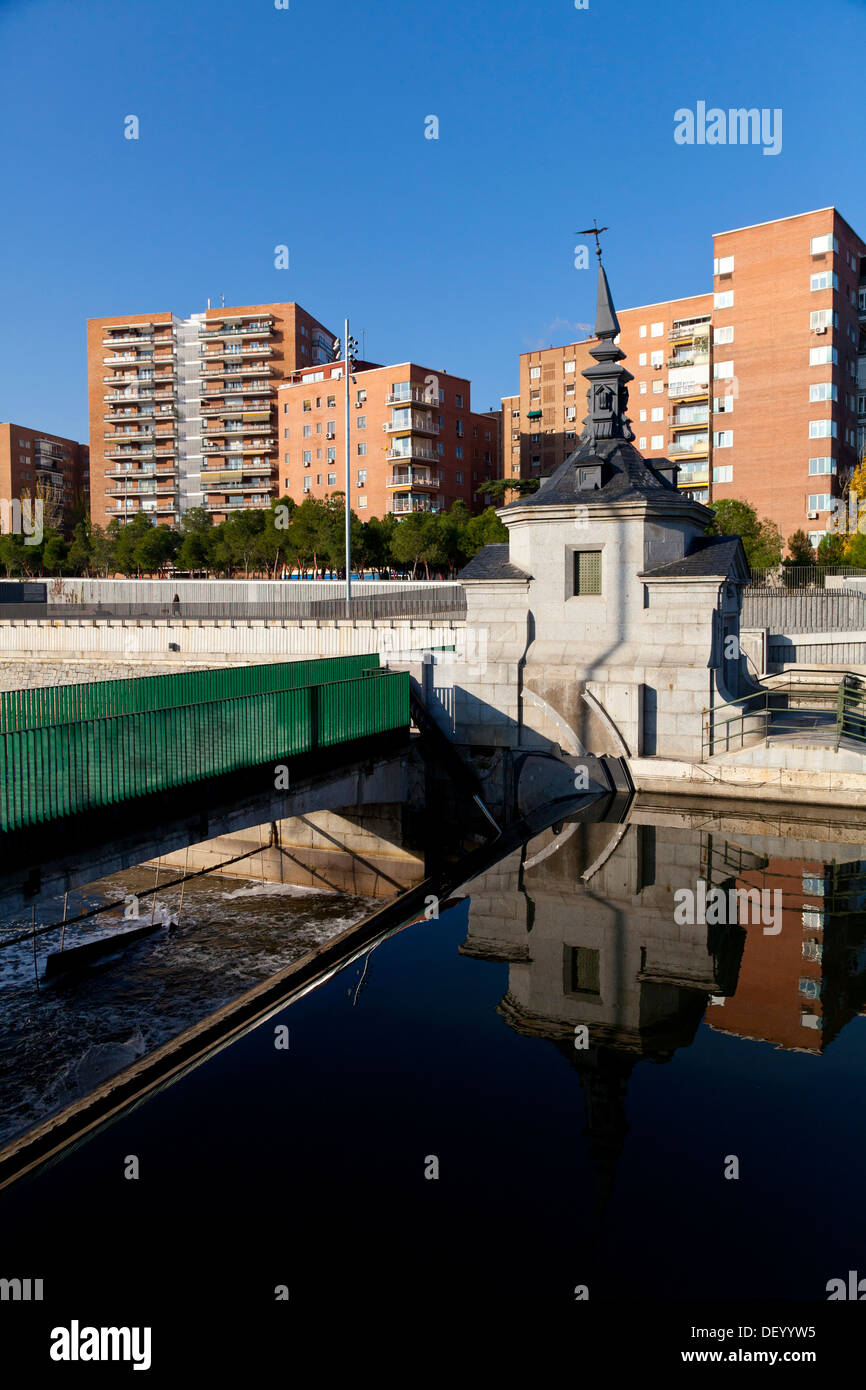 Fluss Manzanares und Park von Madrid Rio, eine ökologische Entwicklung in Madrid, Spanien, Europa Stockfoto