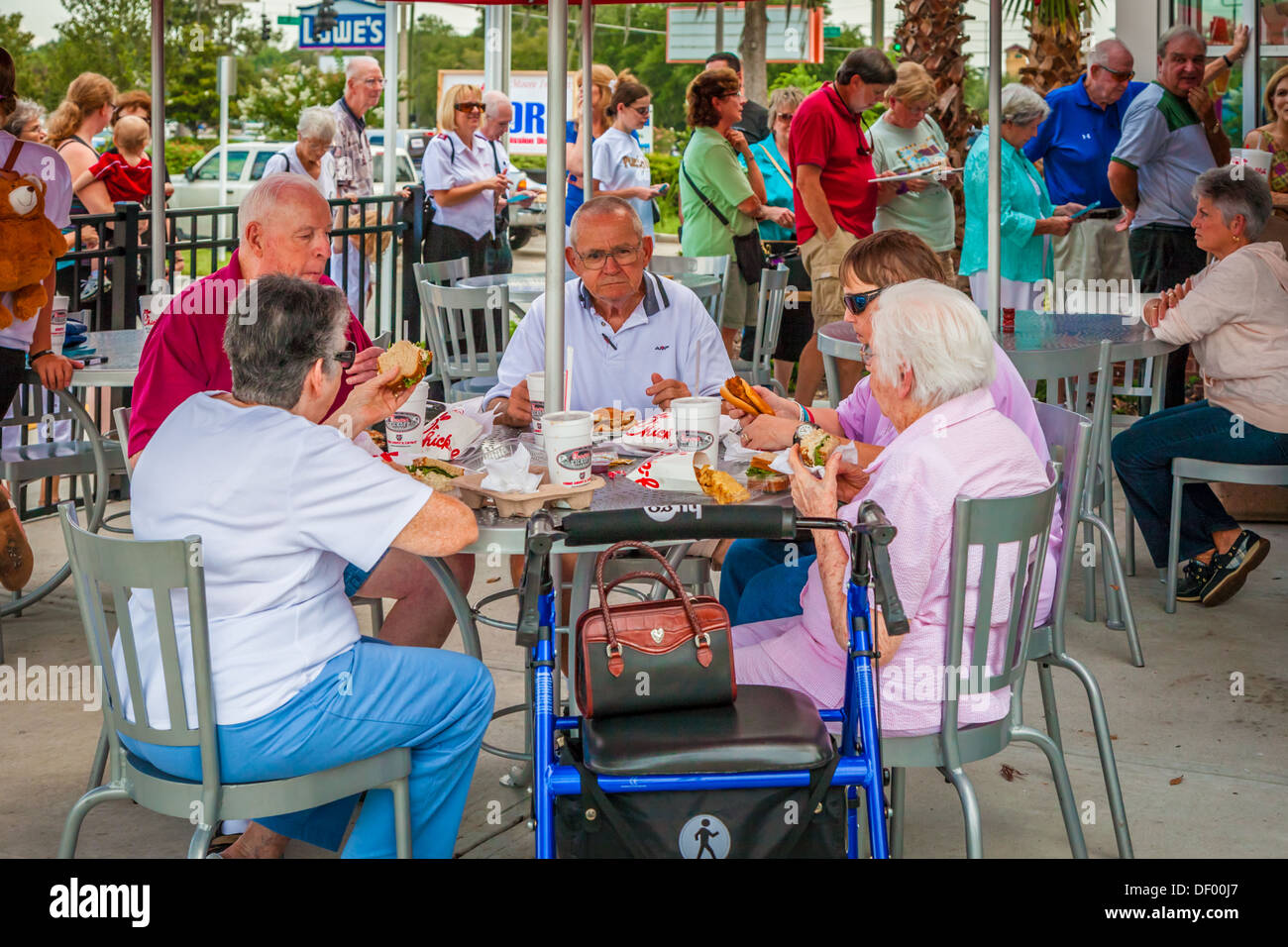 Älteren Kunden Essen vor dem Chick-Fil-a Fast-Food-Restaurant in Ocala, Florida zur Unterstützung christlicher Werte Stockfoto